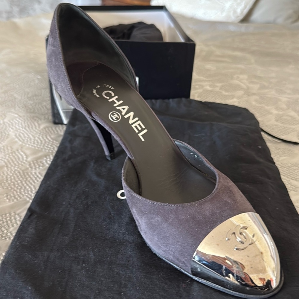 Authentic women Chanel pumps